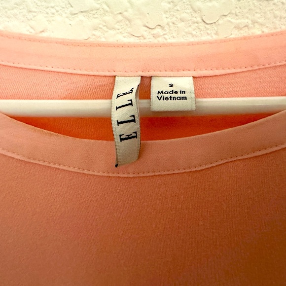 Elle women’s blouse, size small. Very pretty. New! - Picture 3 of 3